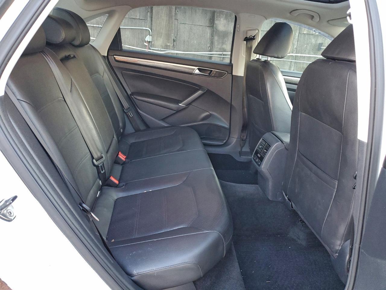 2017 VOLKSWAGEN Passat