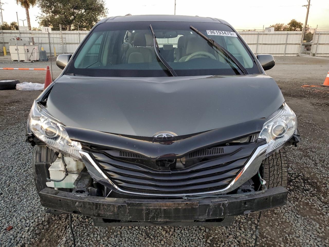 2012 TOYOTA SIENNA