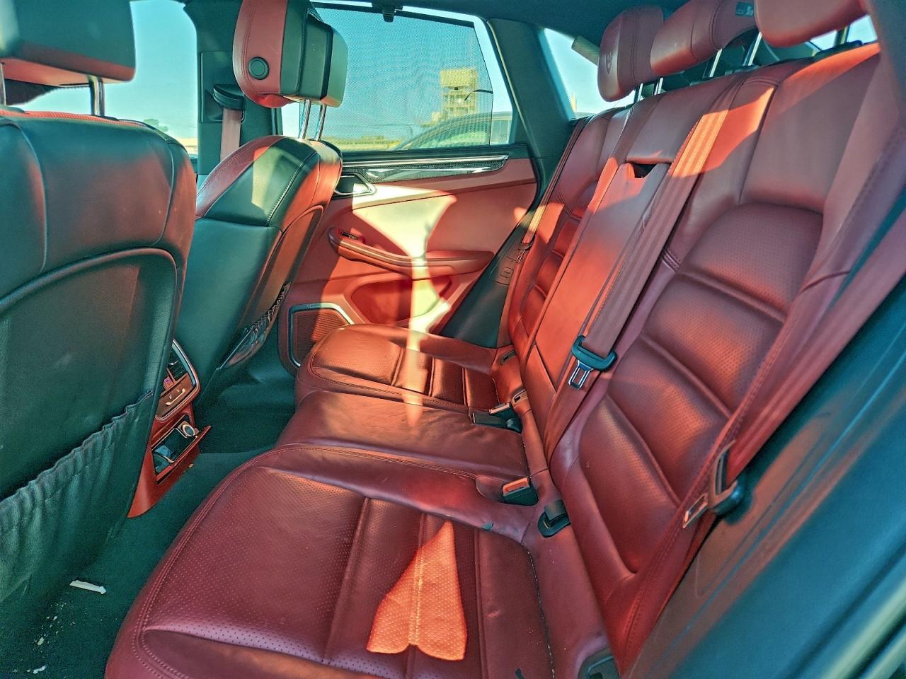 2015 PORSCHE Macan