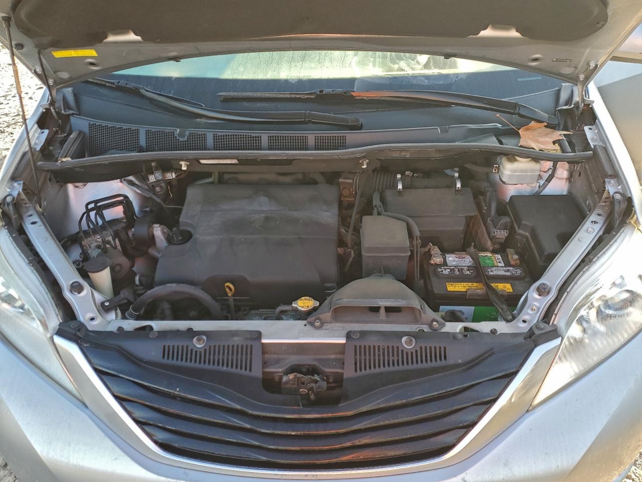 2011 TOYOTA SIENNA