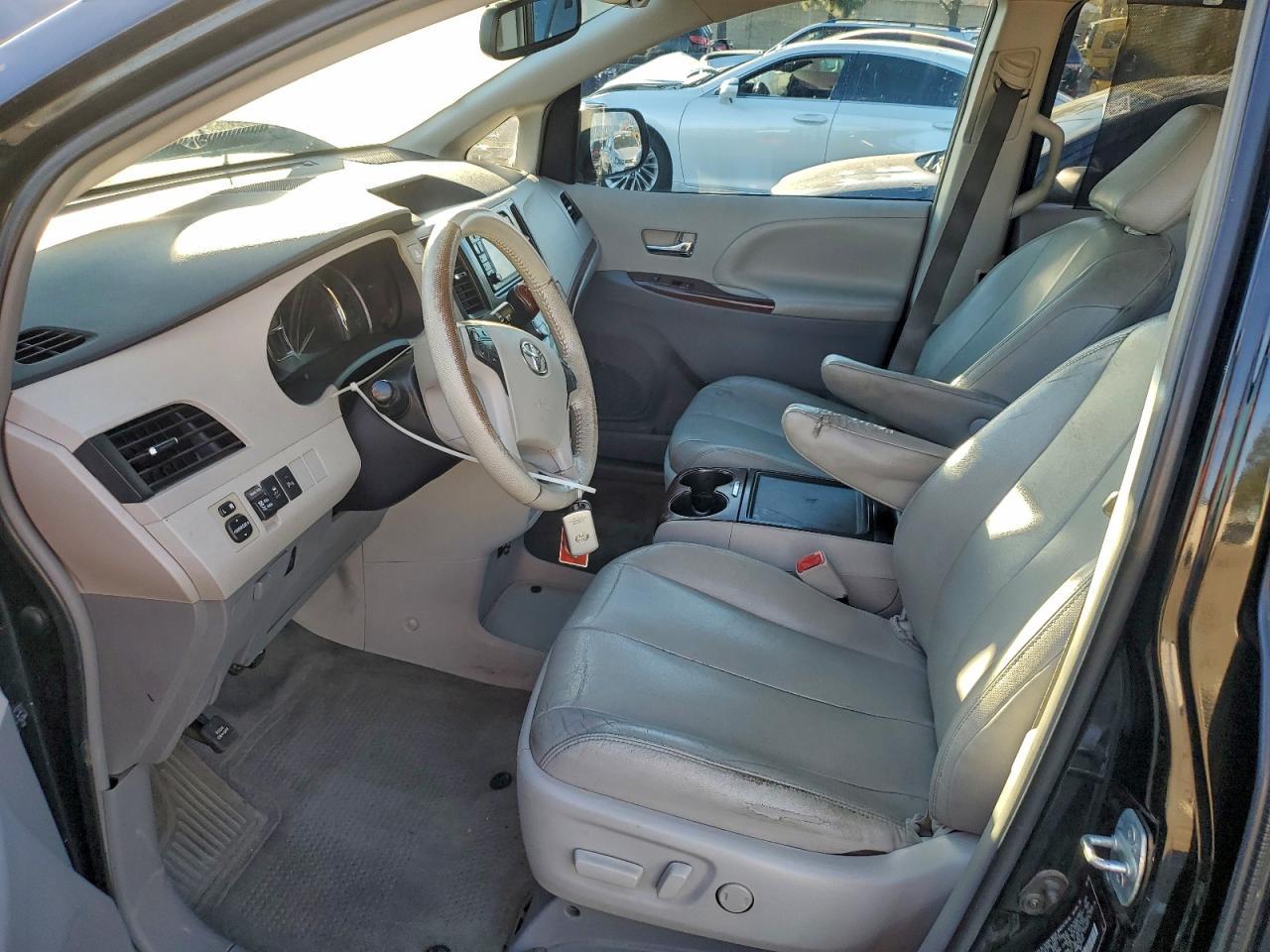 2014 TOYOTA SIENNA