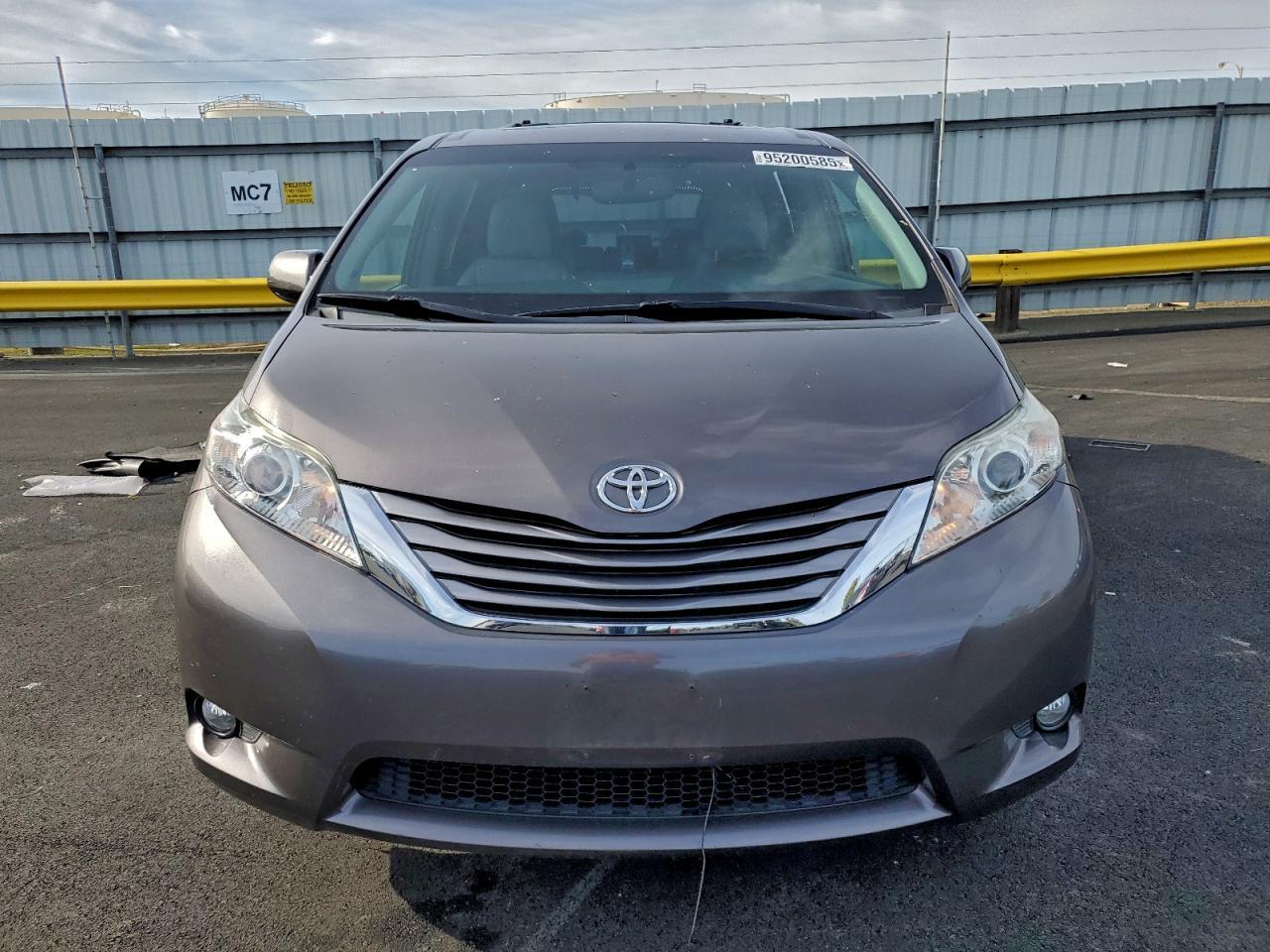 2016 TOYOTA SIENNA