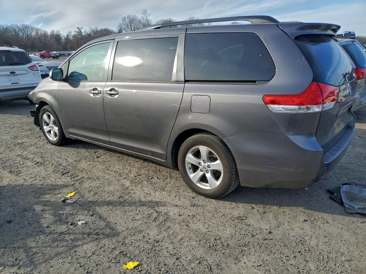 2011 TOYOTA SIENNA