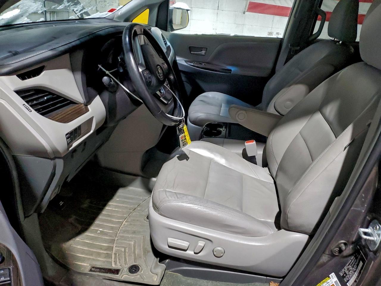 2016 TOYOTA SIENNA