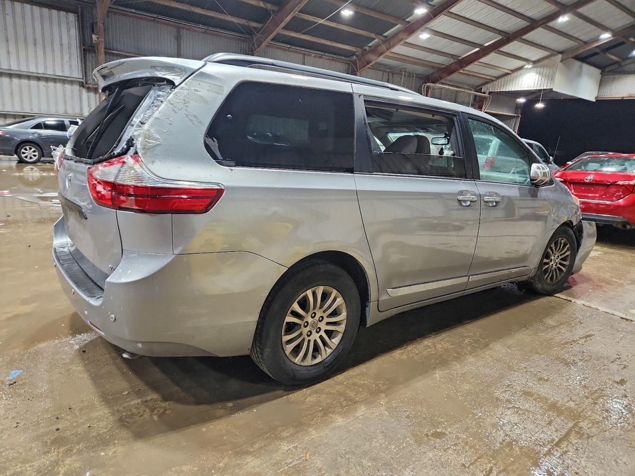2016 TOYOTA SIENNA