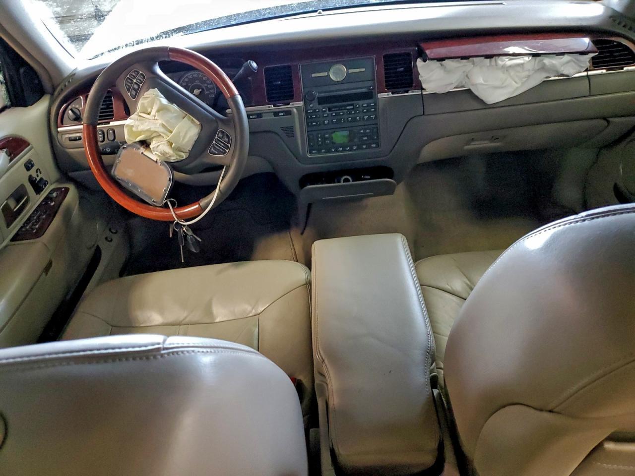 2004 LINCOLN Town Car