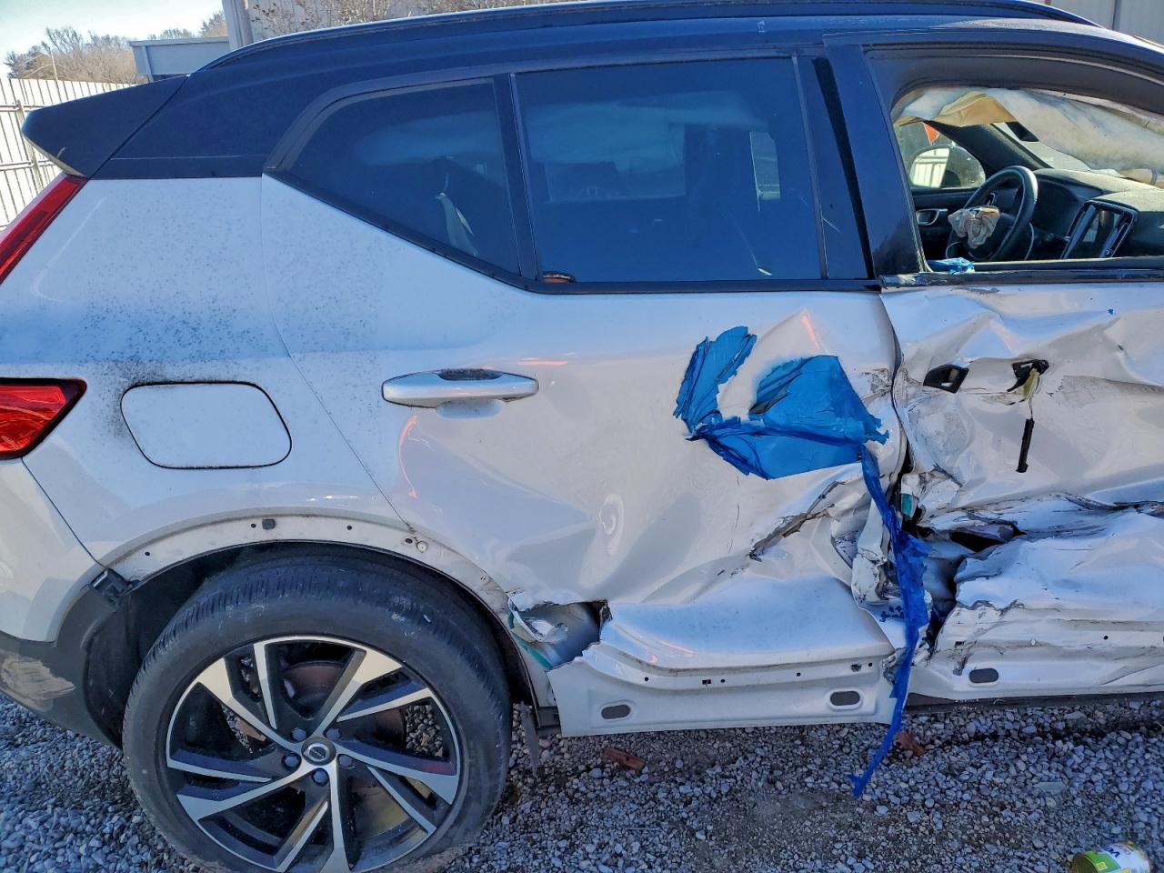 2021 VOLVO XC40