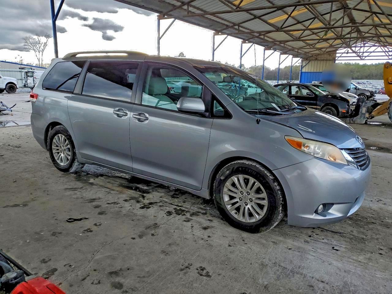 2013 TOYOTA SIENNA