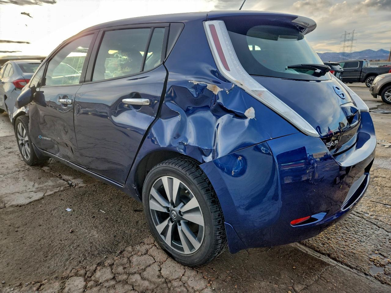 2017 NISSAN LEAF