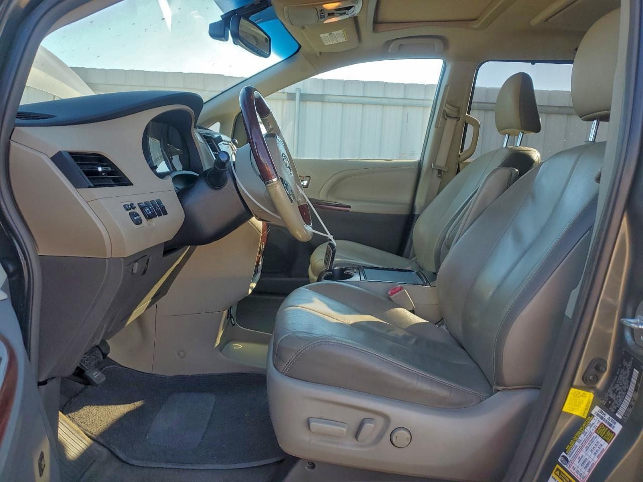 2012 TOYOTA SIENNA