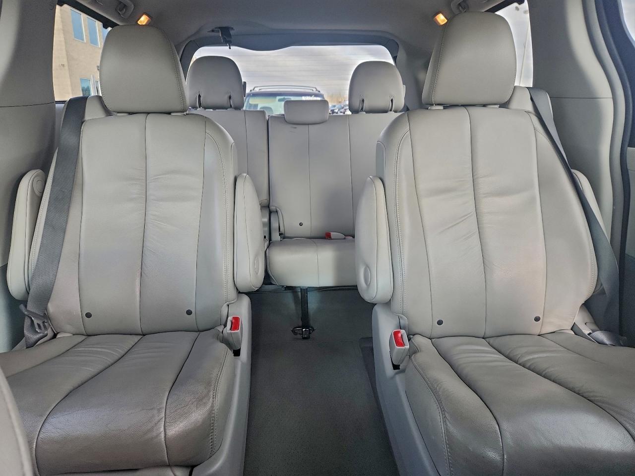 2012 TOYOTA SIENNA