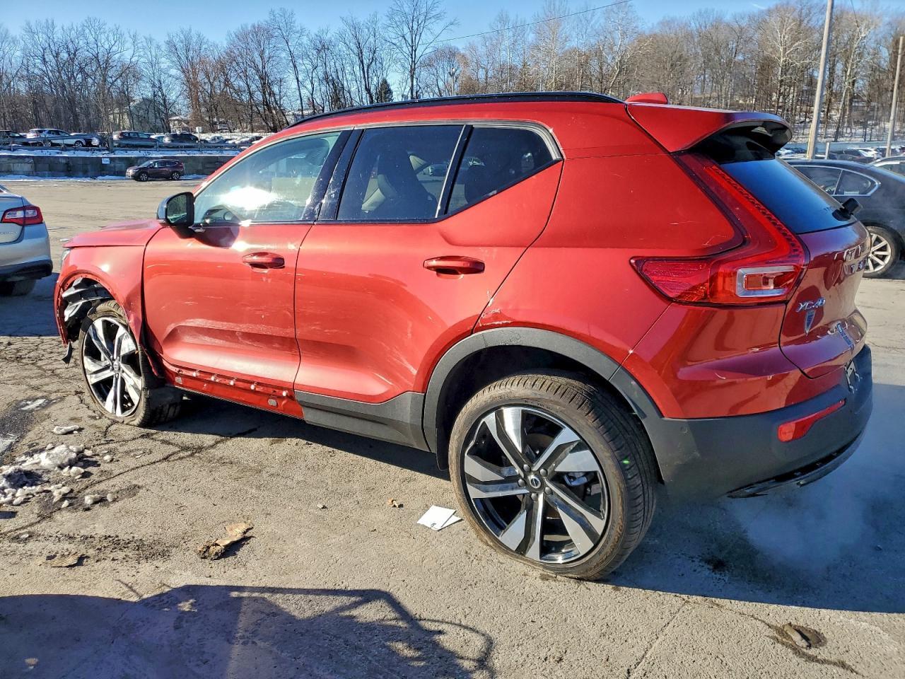 2025 VOLVO XC40
