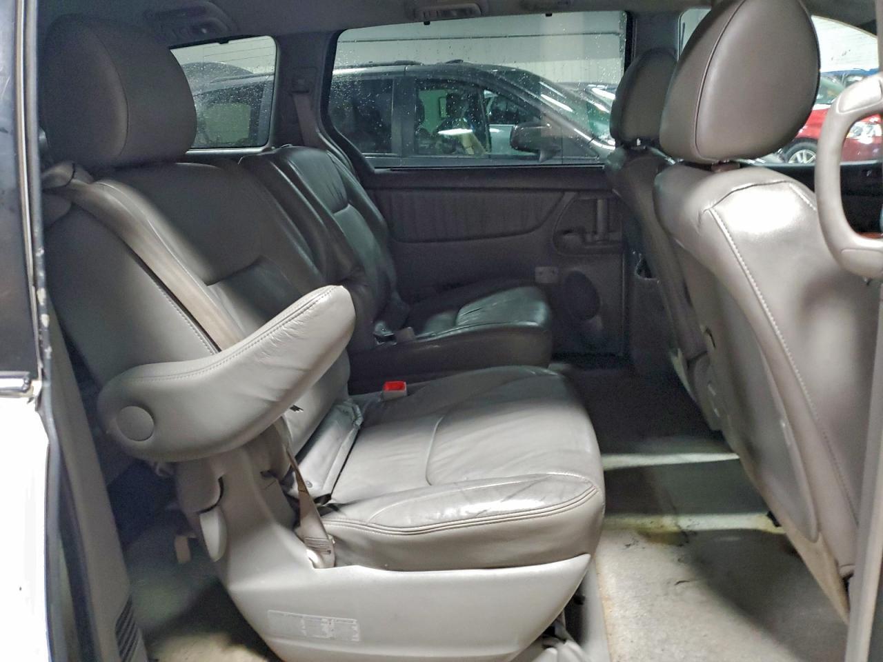 2010 TOYOTA SIENNA