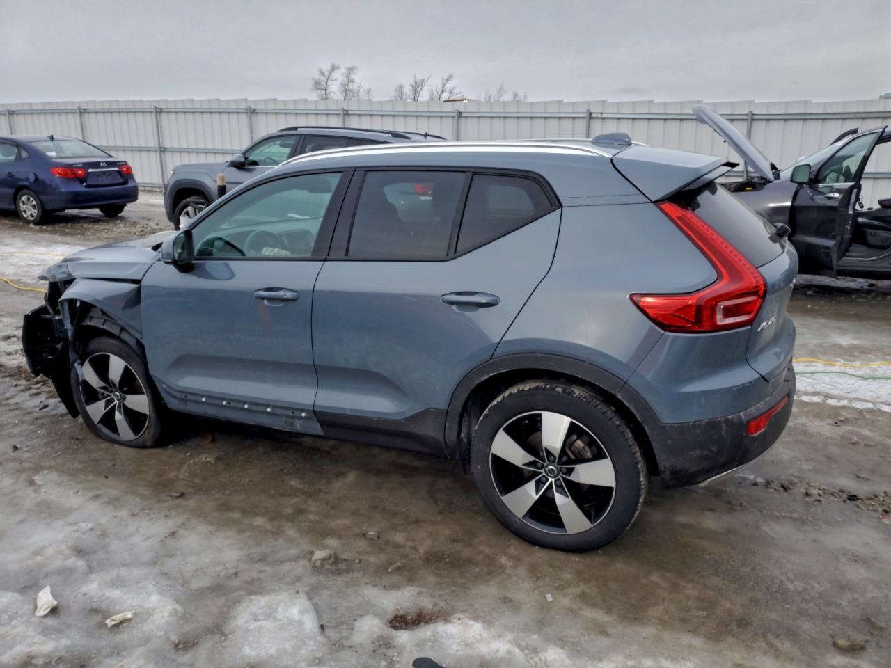 2022 VOLVO XC40