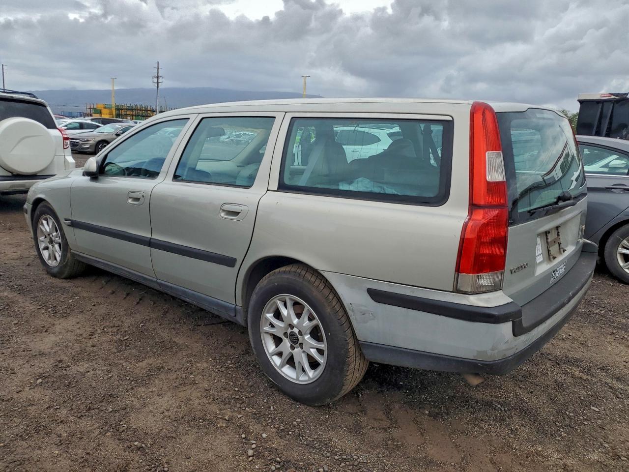 2001 VOLVO V70