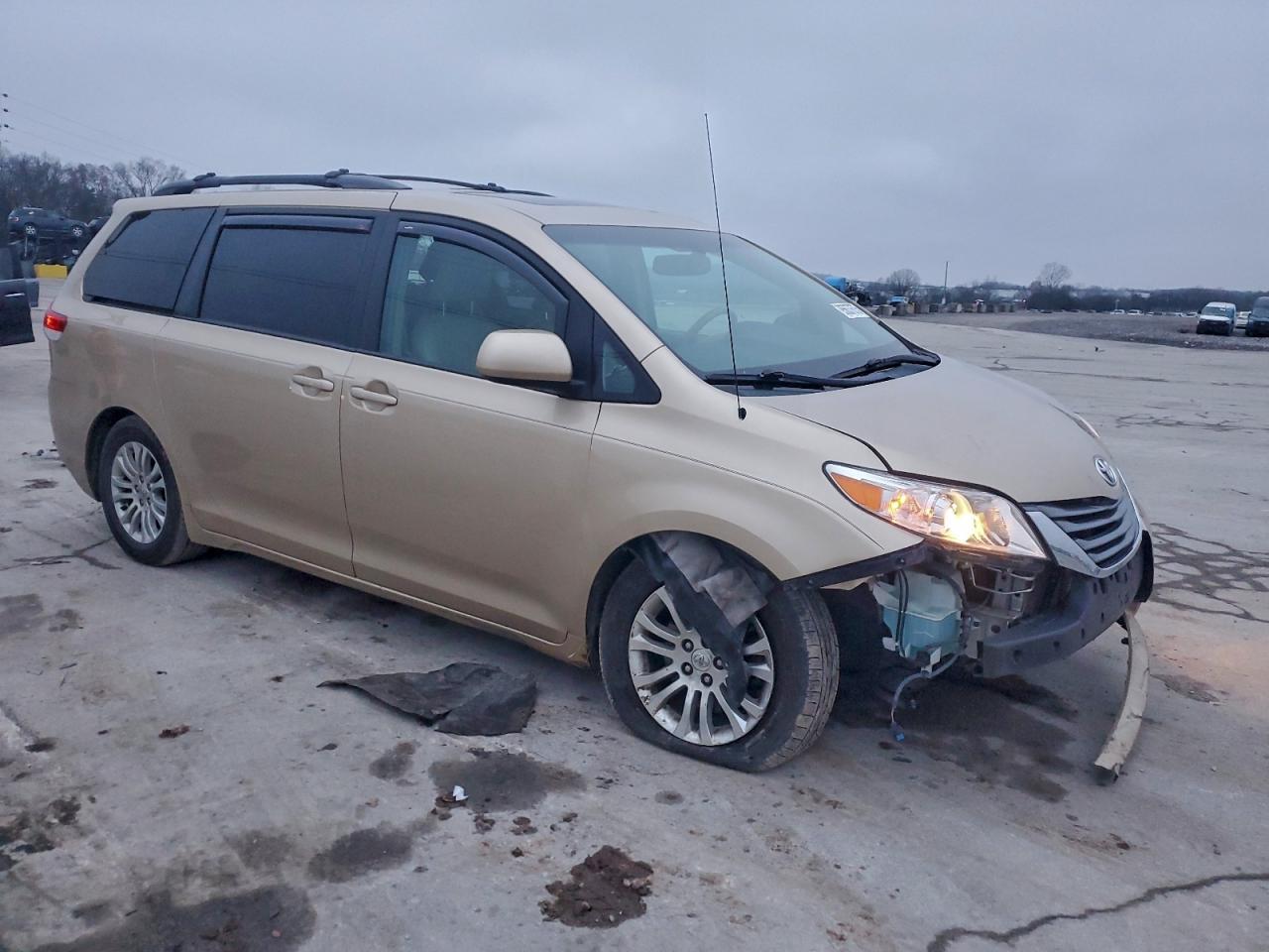 2011 TOYOTA SIENNA