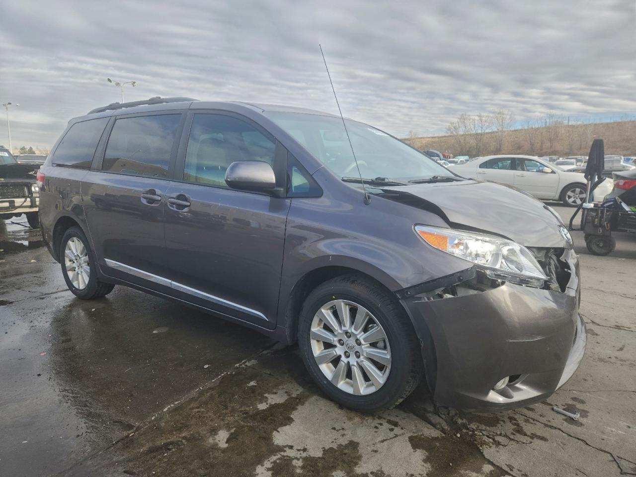 2012 TOYOTA SIENNA