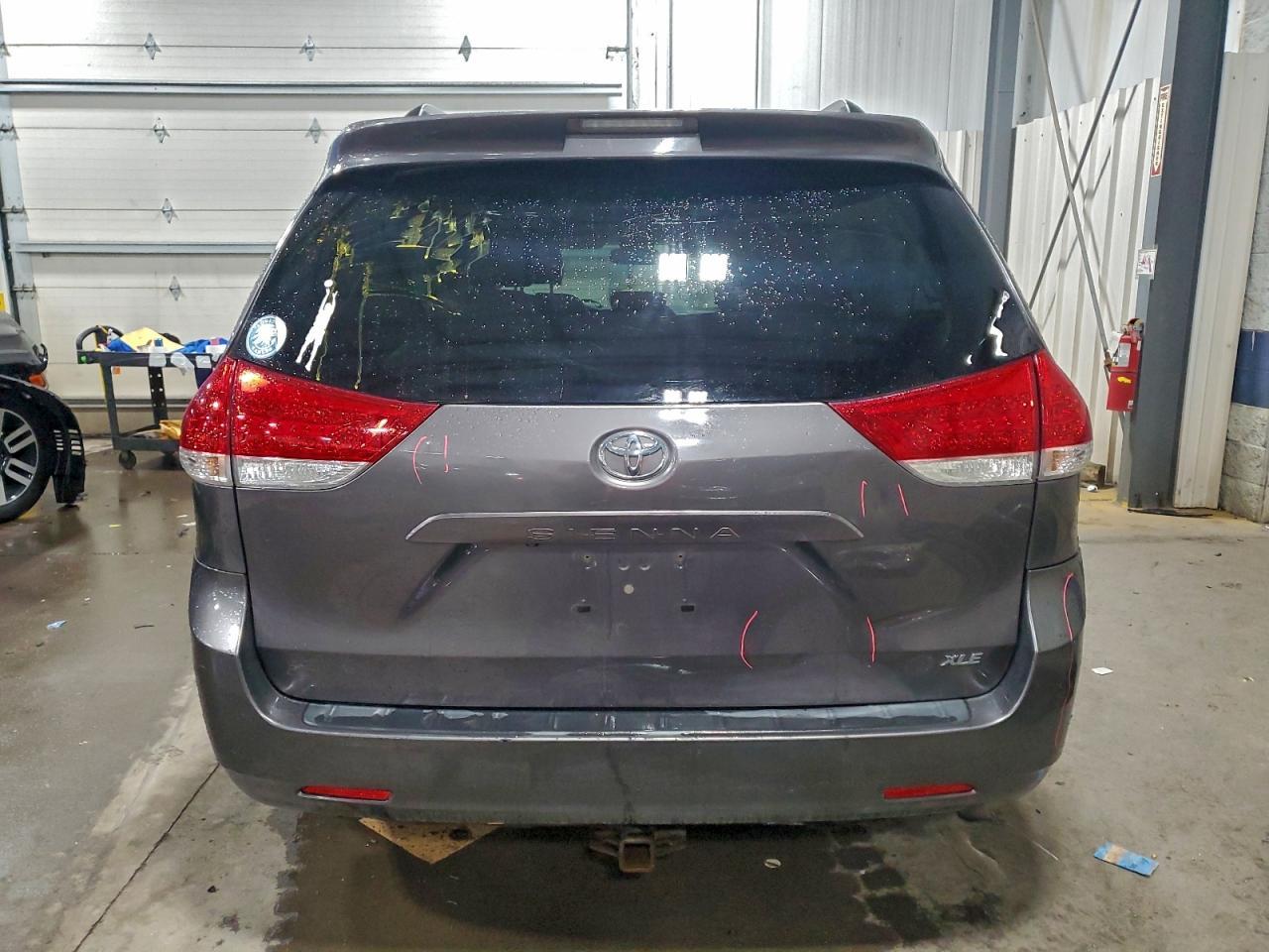 2013 TOYOTA SIENNA