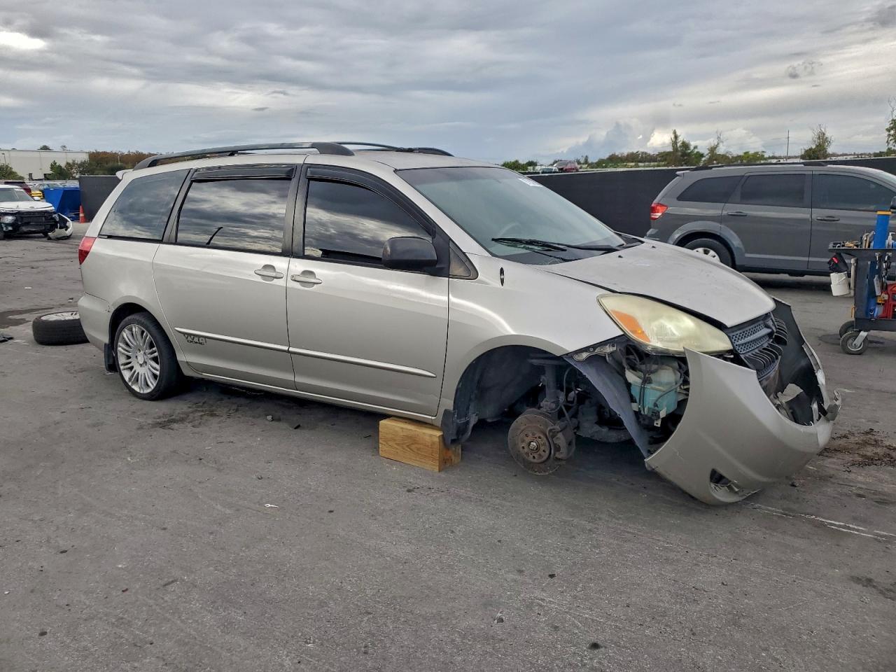2004 TOYOTA SIENNA