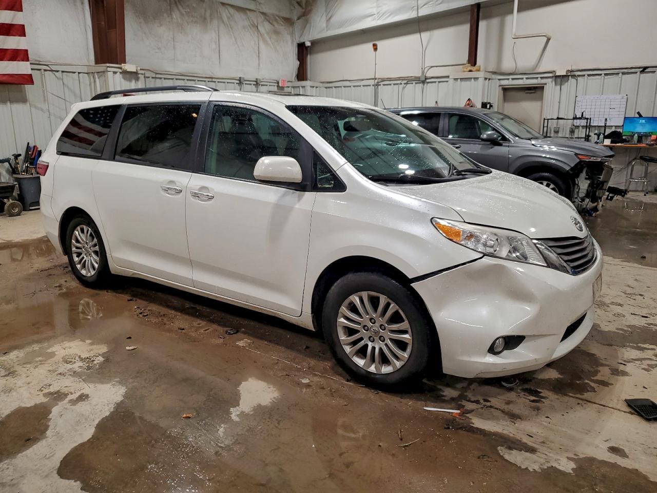 2016 TOYOTA SIENNA