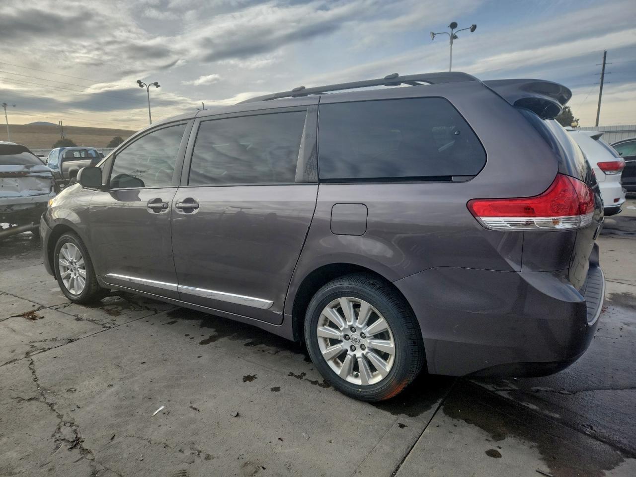 2012 TOYOTA SIENNA