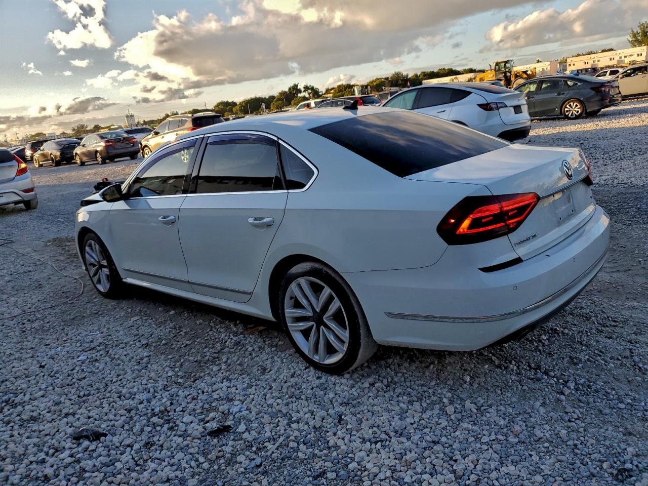 2017 VOLKSWAGEN Passat