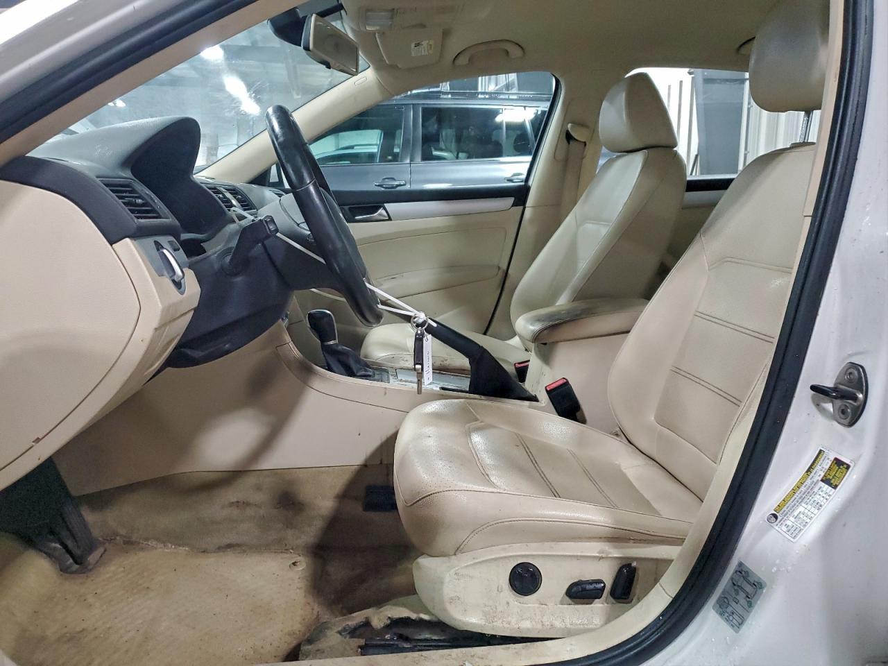 2012 VOLKSWAGEN Passat