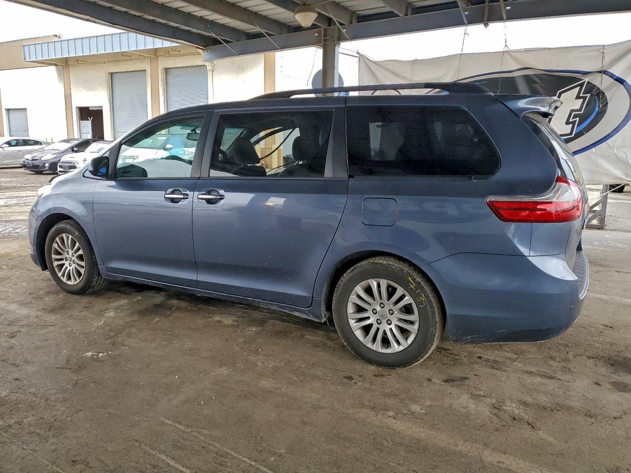 2017 TOYOTA SIENNA