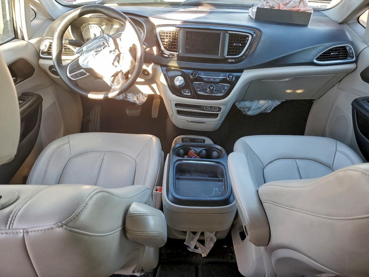 2021 CHRYSLER Voyager