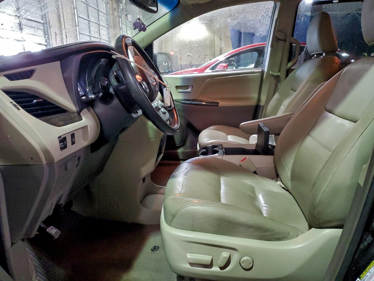 2017 TOYOTA SIENNA