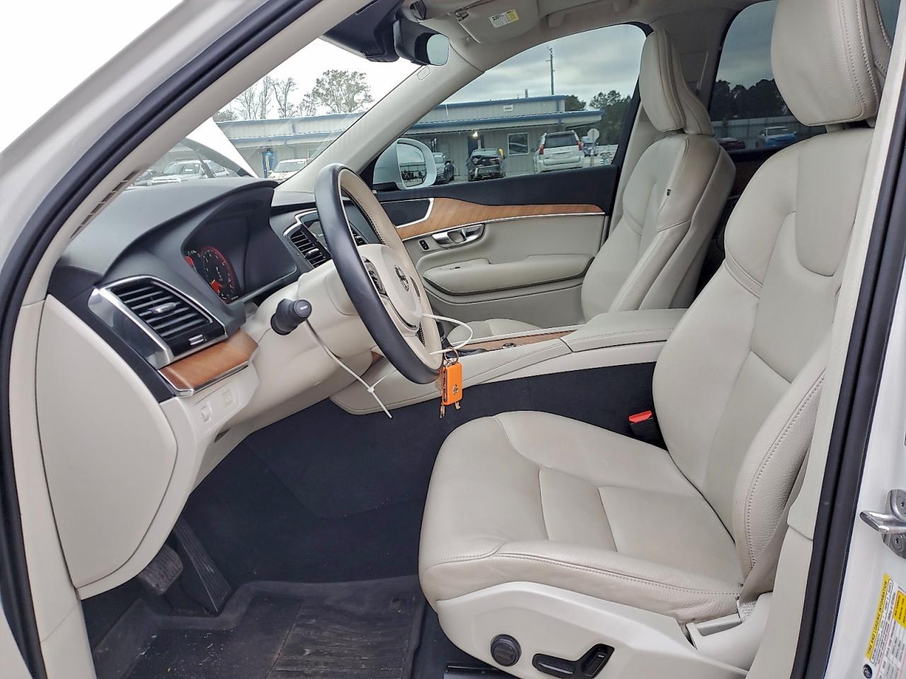 2022 VOLVO XC90