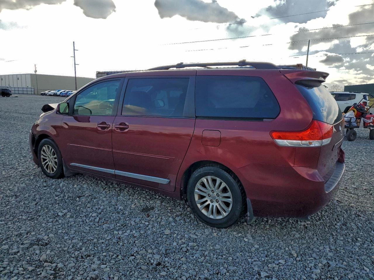 2013 TOYOTA SIENNA