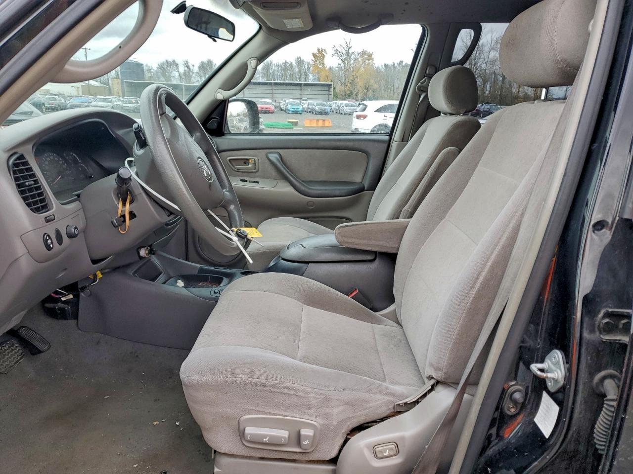 2004 TOYOTA Sequoia