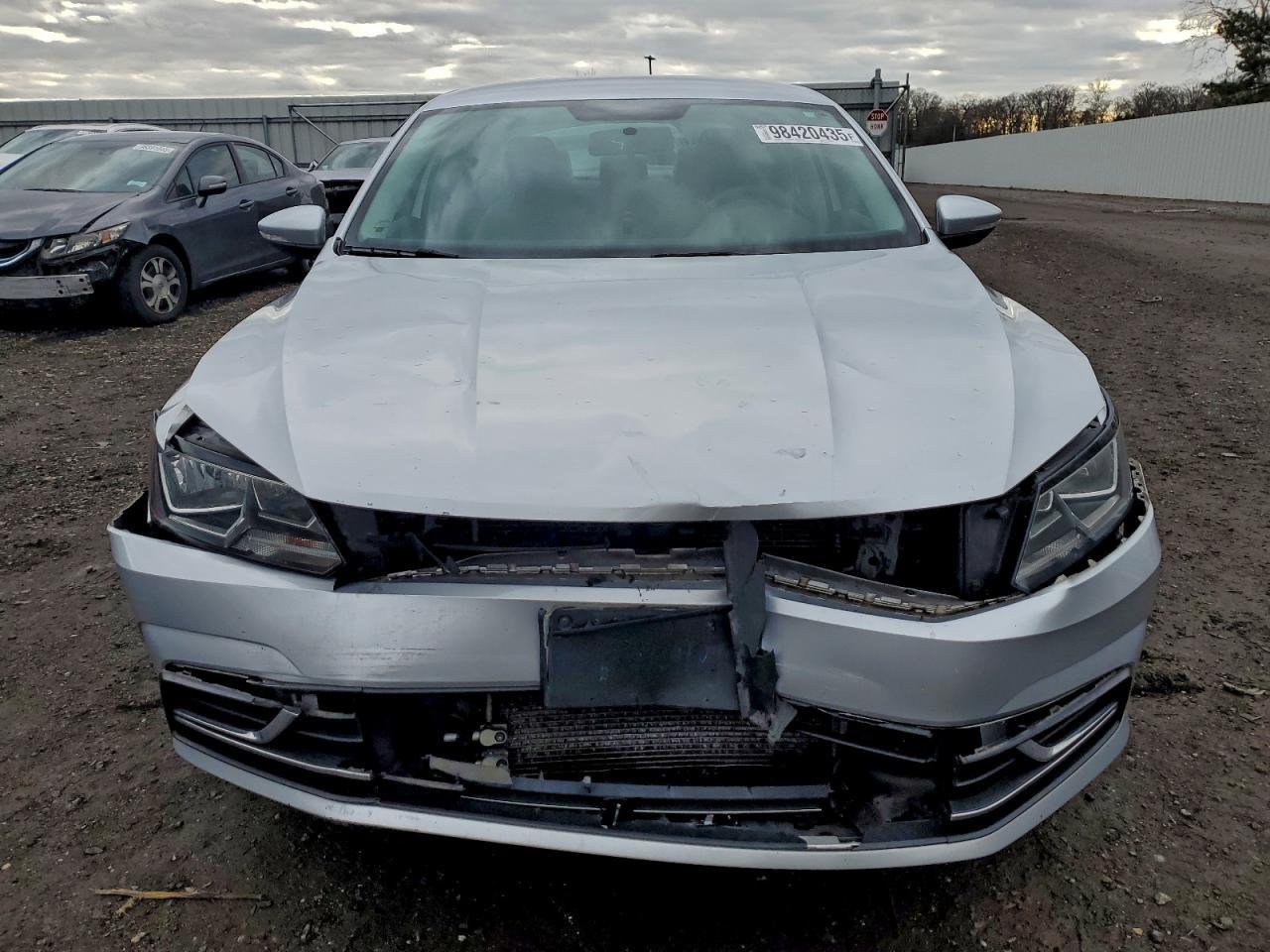 2016 VOLKSWAGEN Passat