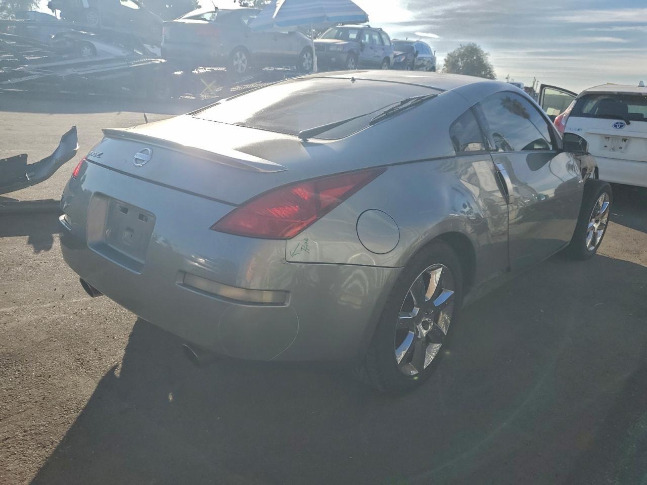 2004 NISSAN Z