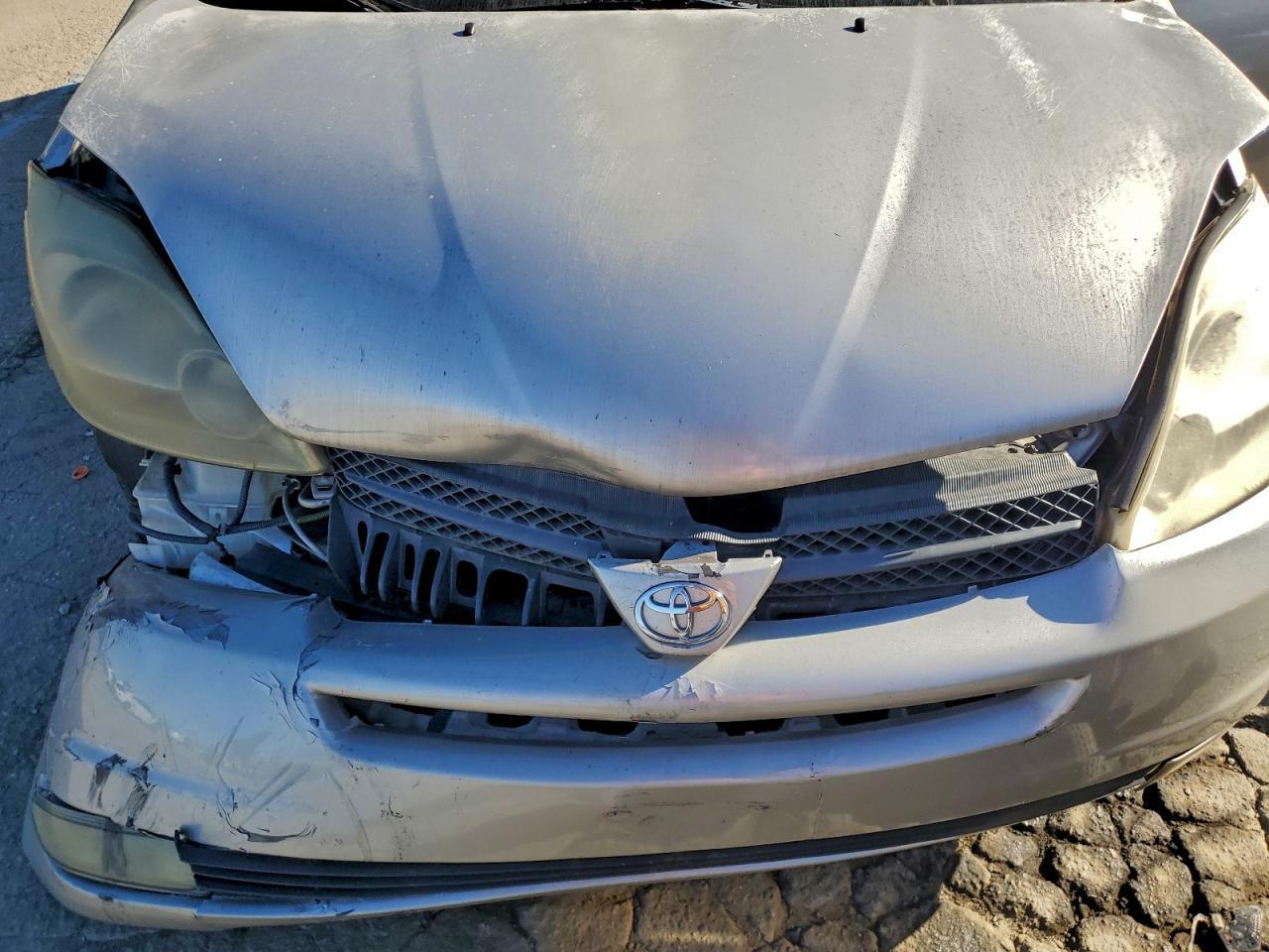 2004 TOYOTA SIENNA