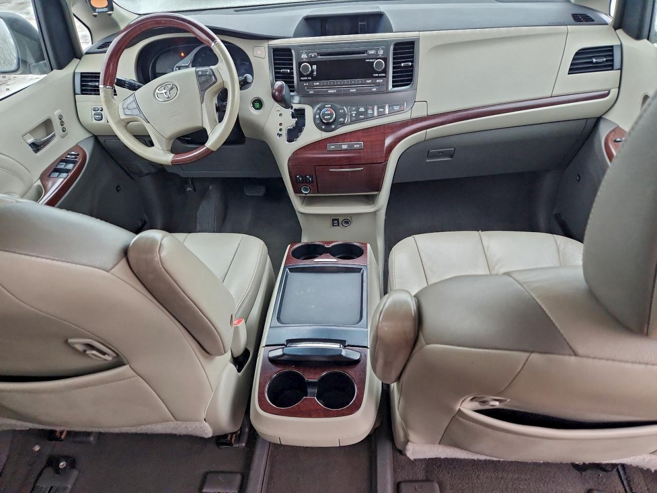 2011 TOYOTA SIENNA