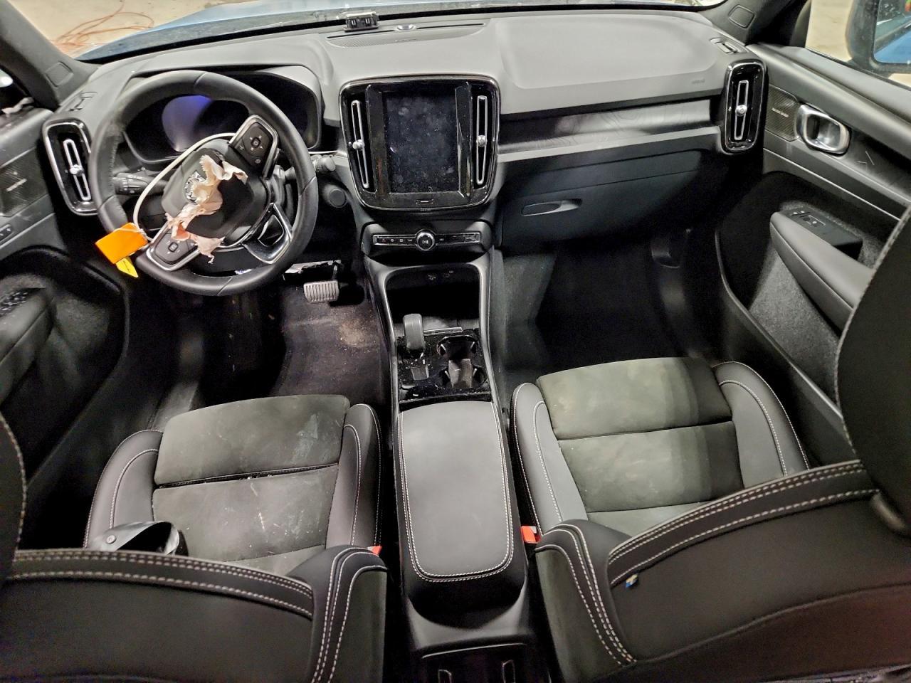 2023 VOLVO C40