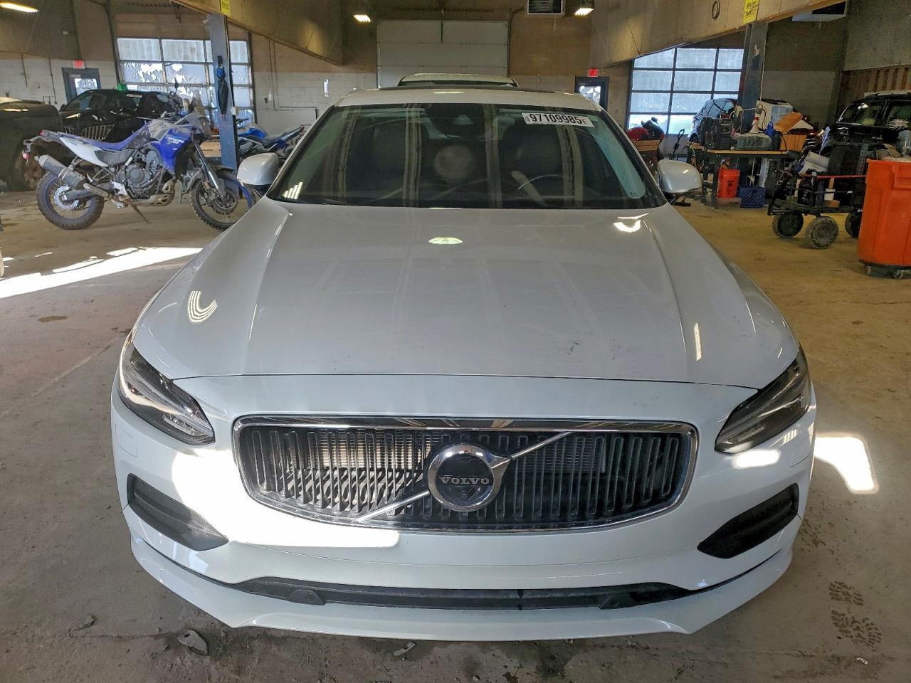 2018 VOLVO S90