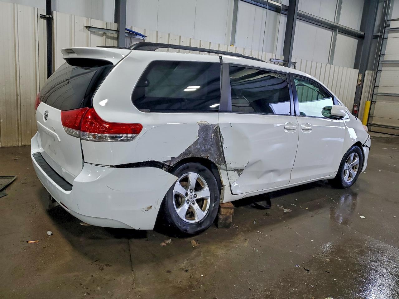2014 TOYOTA SIENNA