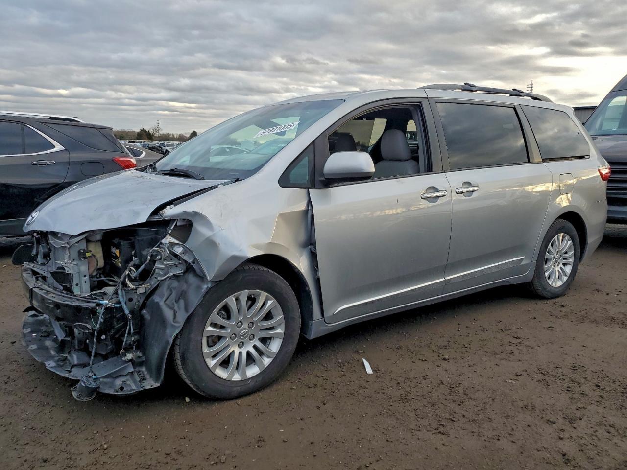 2015 TOYOTA SIENNA
