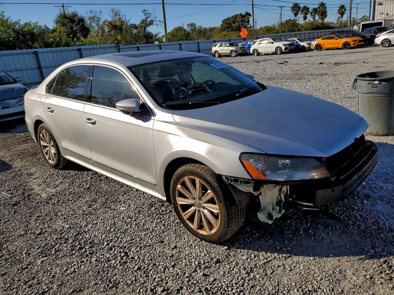 2012 VOLKSWAGEN Passat