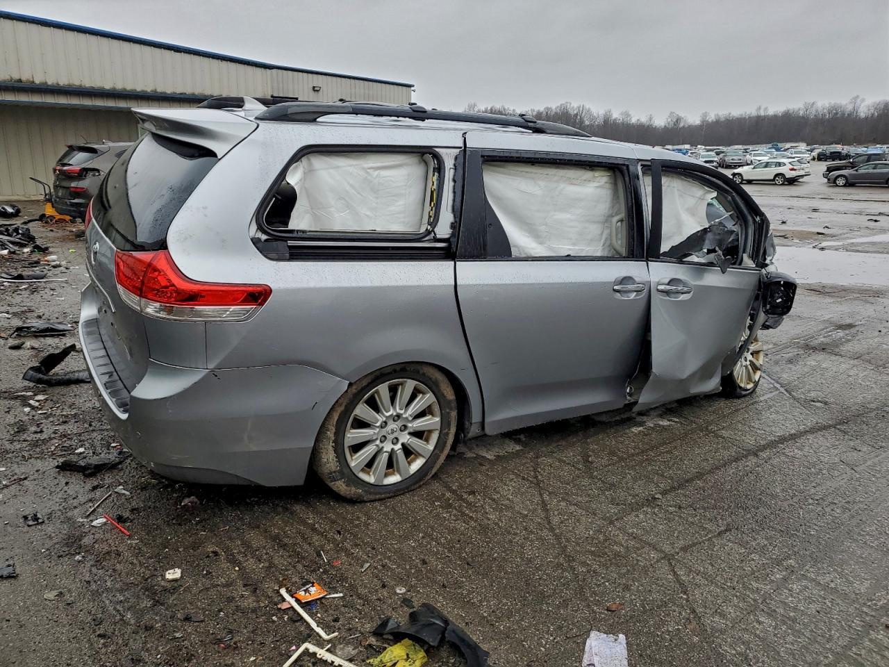 2012 TOYOTA SIENNA