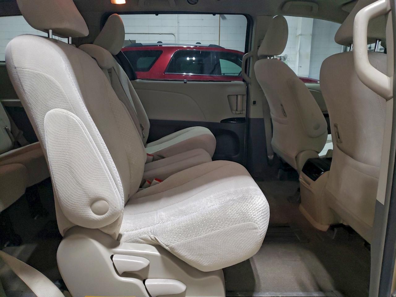 2011 TOYOTA SIENNA