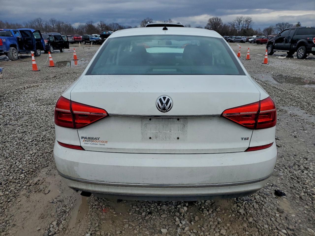 2016 VOLKSWAGEN Passat