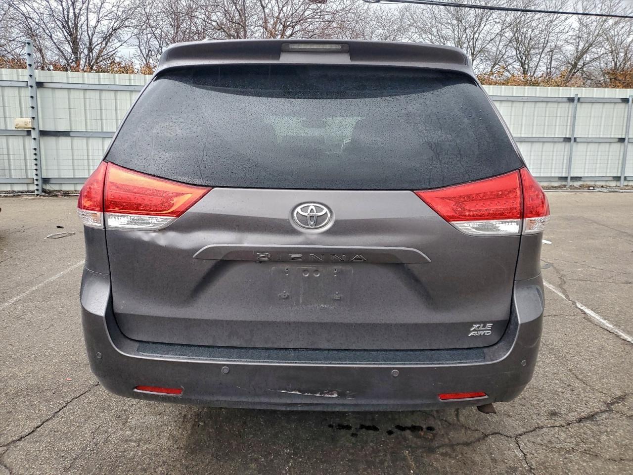 2012 TOYOTA SIENNA