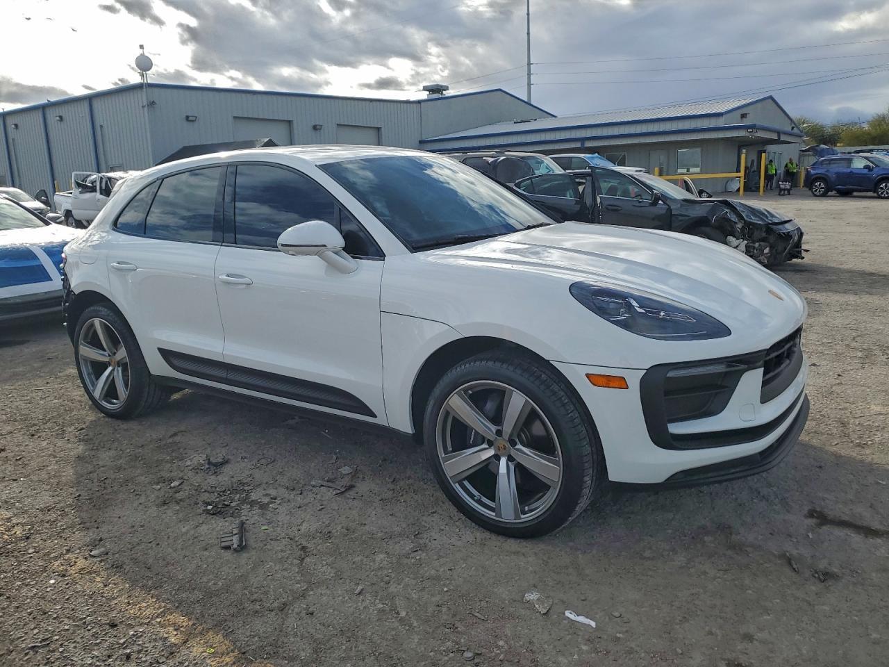 2025 PORSCHE Macan