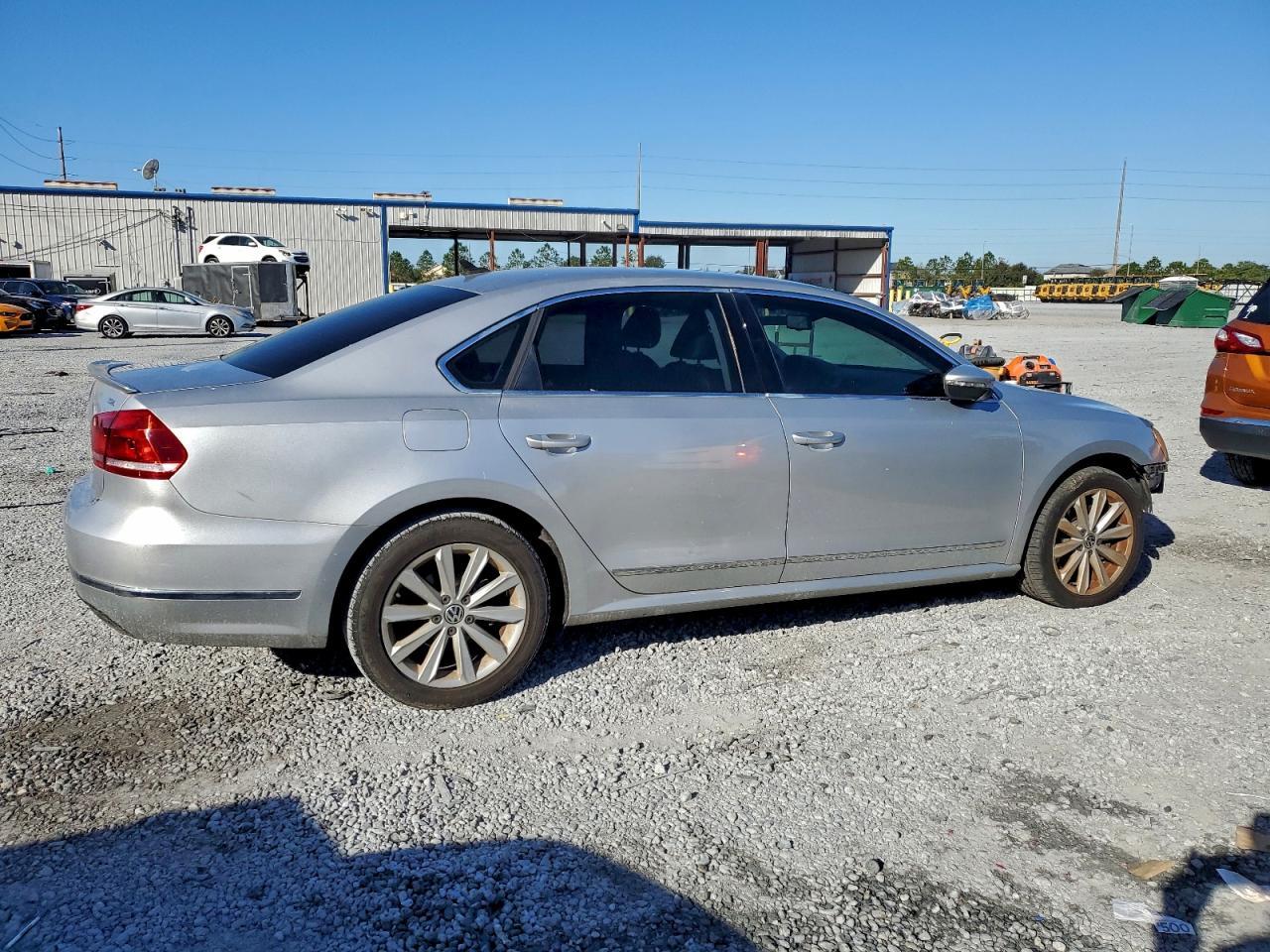 2012 VOLKSWAGEN Passat