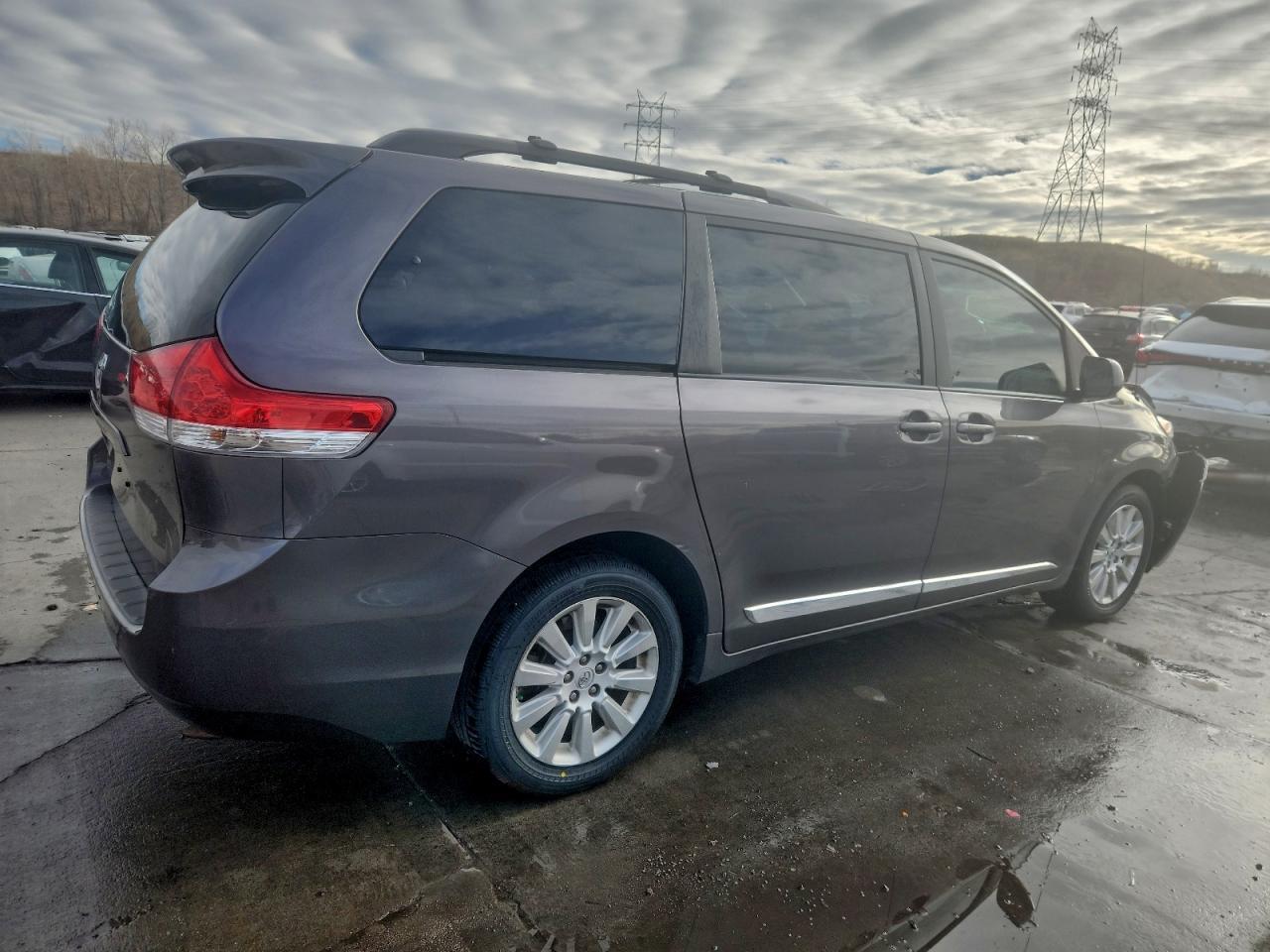 2012 TOYOTA SIENNA