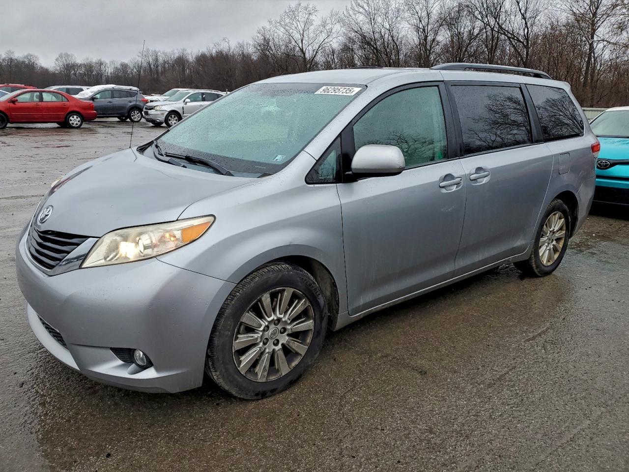 2012 TOYOTA SIENNA